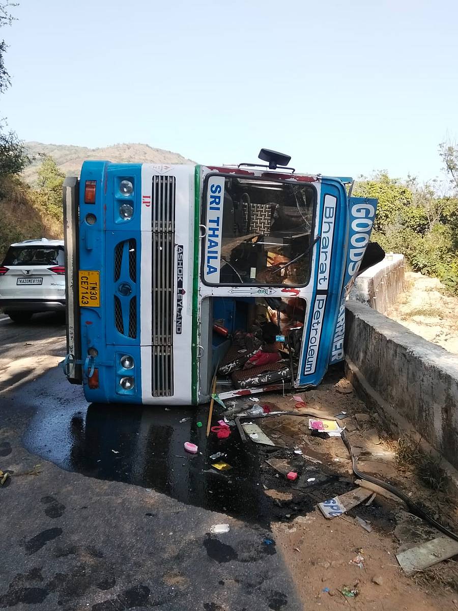 ಮೂಡಿಗೆರೆ ತಾಲ್ಲೂಕಿನ ಚಾರ್ಮಾಡಿ‌ ಘಾಟಿಯಲ್ಲಿ ಶುಕ್ರವಾರ ಗ್ಯಾಸ್ ಸಾಗಾಟದ ಲಾರಿಯೊಂದು ಪಲ್ಟಿಯಾಗಿ ಸಂಚಾರಕ್ಕೆ ಅಡ್ಡಿಯಾಗಿತ್ತು