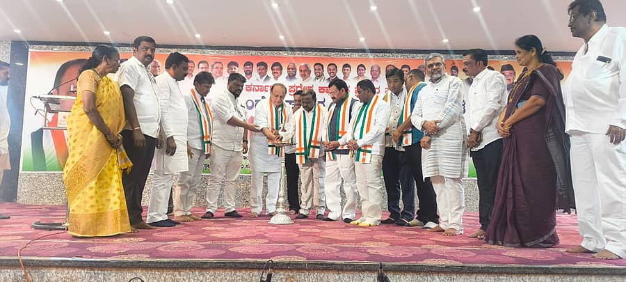 ಬಾಗಲಕೋಟೆಯಲ್ಲಿ ಶುಕ್ರವಾರ ಜಿಲ್ಲಾ ಕಾಂಗ್ರೆಸ್‌ ಸಮಿತಿಯಿಂದ ಹಮ್ಮಿಕೊಂಡಿದ್ದ ಕಾರ್ಯಾಗಾರವನ್ನು ಕರ್ನಾಟಕ ಪ್ರದೇಶ ಕಾಂಗ್ರೆಸ್‌ ಪ್ರಚಾರ ಸಮಿತಿ ರಾಜ್ಯ ಅಧ್ಯಕ್ಷ ವಿನಯಕುಮಾರ ಸೊರಕೆ ಉದ್ಘಾಟಿಸಿದರು