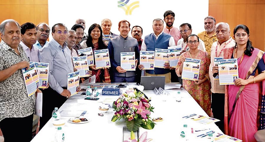 ಕೆ–ರೈಡ್ನ ಸುದ್ದಿ ಪತ್ರ ‘ಸಂಪರ್ಕ’ವನ್ನು ಕೆ–ರೈಡ್ ವ್ಯವಸ್ಥಾಪಕ ನಿರ್ದೇಶಕ ಲಕ್ಷ್ಮಣ್ ಸಿಂಗ್ ಅವರು ಅಧಿಕಾರಿಗಳು ಮತ್ತು ನಾಗರಿಕ ಪಾಲುದಾರರೊಂದಿಗೆ ಬುಧವಾರ ಬಿಡುಗಡೆ ಮಾಡಿದರು