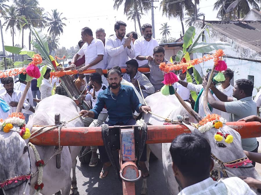 ಮಂಡ್ಯ ತಾಲ್ಲೂಕಿನ ಹುಲಿವಾನ ಗ್ರಾಮದ ದೇವಸ್ಥಾನ ಉದ್ಘಾಟನಾ ಸಮಾರಂಭಕ್ಕೆ ಆಗಮಿಸಿದ ಜೆಡಿಎಸ್‌ ರಾಜ್ಯ ಯುವ ಘಟಕದ ಅಧ್ಯಕ್ಷ ನಿಖಿಲ್‌ ಕುಮಾರಸ್ವಾಮಿ ಅವರನ್ನು ಜೆಡಿಎಸ್‌ ಕಾರ್ಯಕರ್ತರು ಮತ್ತು ಗ್ರಾಮಸ್ಥರು ಎತ್ತಿನಗಾಡಿಯಲ್ಲಿ ಮೆರವಣಿಗೆ ನಡೆಸಿ ಸ್ವಾಗತಿಸಿದರು 