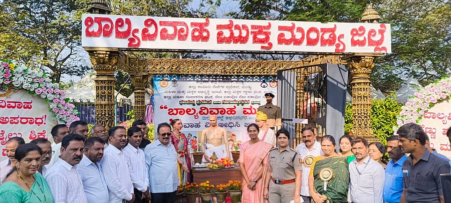 ಮಂಡ್ಯ ನಗರದ ತೋಟಗಾರಿಕಾ ಇಲಾಖೆ ಕಚೇರಿ ಆವರಣದಲ್ಲಿ ಶುಕ್ರವಾರ ಆಯೋಜಿಸಿದ್ದ ಫಲಪುಷ್ಪ ಪ್ರದರ್ಶನಕ್ಕೆ ಜಿಲ್ಲಾ ಉಸ್ತುವಾರಿ ಸಚಿವ ಎನ್‌.ಚಲುವರಾಯಸ್ವಾಮಿ ಚಾಲನೆ ನೀಡಿದರು. ವಿಧಾನ ಪರಿಷತ್‌ ಸದಸ್ಯ ದಿನೇಶ್‌ ಗೂಳಿಗೌಡ, ಜಿಲ್ಲಾಧಿಕಾರಿ ಕುಮಾರ, ಸಿಇಒ ಕೆ.ಆರ್‌.ನಂದಿನಿ, ಎಸ್ಪಿ ಶೋಭಾರಾಣಿ ಪಾಲ್ಗೊಂಡಿದ್ದರು 