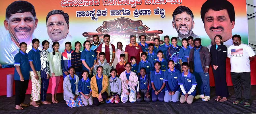 ಚನ್ನಪಟ್ಟಣದ ಬಾಲಕರ ಸರ್ಕಾರಿ ಪದವಿ ಪೂರ್ವ ಕಾಲೇಜು ಮೈದಾನದಲ್ಲಿ ಆರಂಭವಾದ ಮೂರು ದಿನಗಳ ಬೊಂಬೆನಾಡ ಗಂಗೋತ್ಸವ ಕಾರ್ಯಕ್ರಮಕ್ಕೆ ಕೆಪಿಸಿಸಿ ಪ್ರಧಾನ ಕಾರ್ಯದರ್ಶಿ ಡಿ.ಎಂ.ವಿಶ್ವನಾಥ್ ಚಾಲನೆ ನೀಡಿದರು. ಪಕ್ಷದ ಮುಖಂಡರು ಹಾಜರಿದ್ದರು