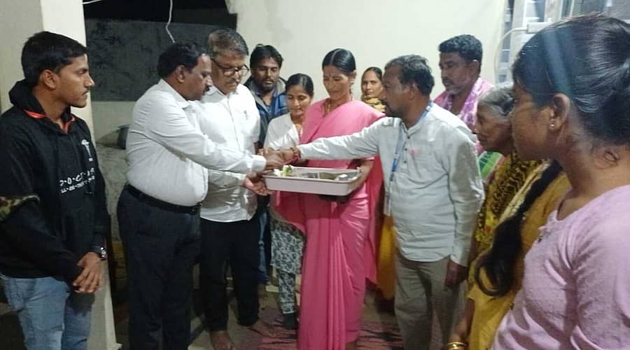 ದೇವದುರ್ಗ ತಾಲ್ಲೂಕಿನ ಗಬ್ಬೂರು ಪ್ರಾಥಮಿಕ ಅರೋಗ್ಯ ಕೇಂದ್ರ ವ್ಯಾಪ್ತಿಯ ಖಾನಾಪೂರ ಗ್ರಾಮದಲ್ಲಿ ರಾತ್ರಿ ವೇಳೆ ಹಮ್ಮಿಕೊಂಡ ರಕ್ತಲೇಪನ ಕಾರ್ಯವನ್ನು ಜಿಲ್ಲಾ ಆರೋಗ್ಯ ಮತ್ತು ಕುಟುಂಬ ಕಲ್ಯಾಣಾಧಿಕಾರಿ ಡಾ ಸುರೇಂದ್ರಬಾಬು ಪರಿಶೀಲಿಸಿದರು