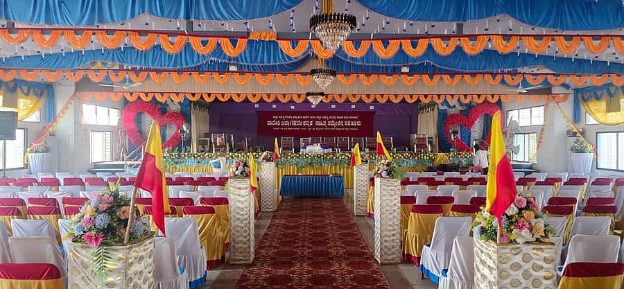 ಸವಣೂರು ಪಟ್ಟಣದ ಶ್ರೀ ಚನ್ನಬಸವೇಶ್ವರ ಮಂಗಲ ಭವನದಲ್ಲಿ ನಡೆಯುತ್ತಿರುವ ಹಾವೇರಿ ಜಿಲ್ಲಾ 15ನೇ ಕನ್ನಡ ಸಾಹಿತ್ಯ ಸಮ್ಮೇಳನಕ್ಕೆ ವೇದಿಕೆ ಸಜ್ಜಾಗಿದೆ