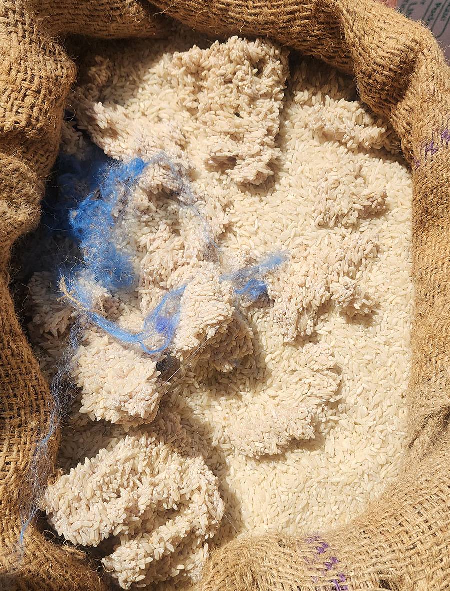 ತೋವಿನಕೆರೆ ಪ್ರಾಥಮಿಕ ಕೃಷಿಪತ್ತಿನ ಸಹಕಾರಿ ಸಂಘದ ಪಡಿತರ ವಿತರಣಾ ಕೇಂದ್ರದಲ್ಲಿ ವಿತರಿಸಿರುವ ಮುಗ್ಗಲು ಹಿಡಿದ ಅಕ್ಕಿ