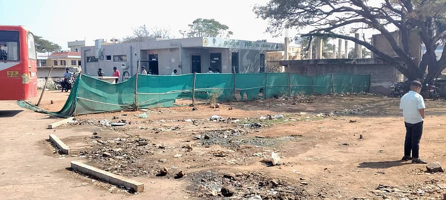 ಗಜೇಂದ್ರಗಡದ ಬಸ್‌ ನಿಲ್ದಾಣದ ಆವರಣದಲ್ಲಿರುವ ಇಂದಿರಾ ಕ್ಯಾಂಟೀನ್‌ ಪಕ್ಕದ ಖಾಲಿ ಜಾಗ ಬಯಲು ಶೌಚಾಲಯವಾಗಿದೆ