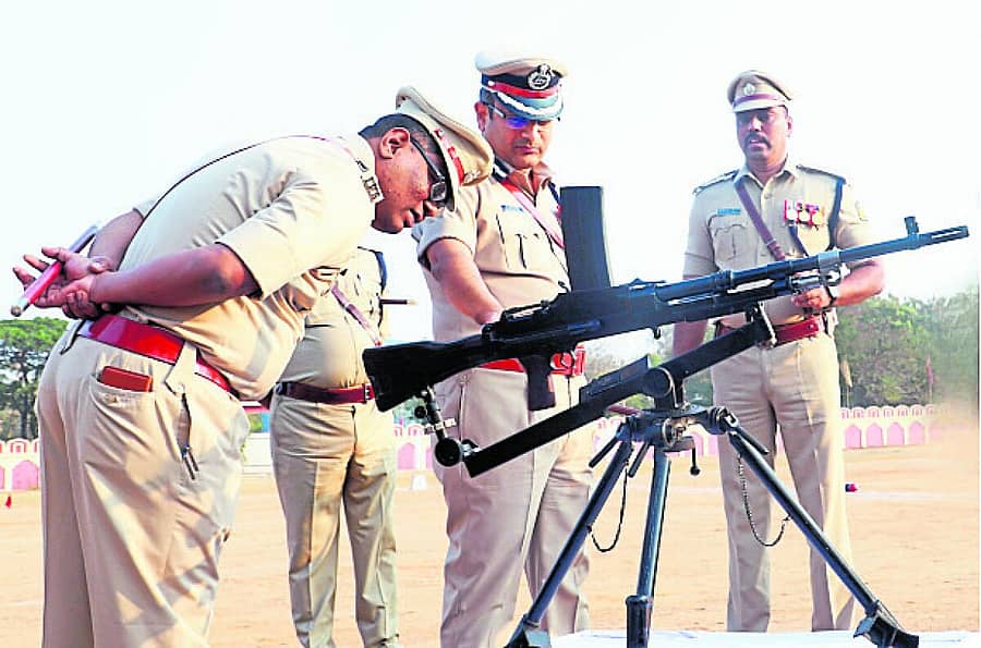 <div class="paragraphs"><p>ರಾಯಚೂರು ಪೊಲೀಸ್‌ ಮೈದಾನದಲ್ಲಿ ಗುರುವಾರ ಬಳ್ಳಾರಿ ವಲಯದ ಪೊಲೀಸ್ ಮಹಾನಿರೀಕ್ಷಕ ಪಿ.ಎಸ್. ಹರ್ಷ ಅವರು ಆಧುನಿಕ ಶಸ್ತ್ರಾಸ್ತ್ರ ಪರಿಶೀಲಿಸಿದರು. ಜಿಲ್ಲಾ ಪೊಲೀಸ್‌ ವರಿಷ್ಠಾಧಿಕಾರಿ ಅರುಣಾಗ್ಷು ಗಿರಿ ಉಪಸ್ಥಿತರಿದ್ದರು</p></div>