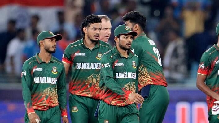 <div class="paragraphs"><p>ಪಂದ್ಯದ ಬಳಿಕ ಪರಸ್ಪರ ಕೈಕುಲುಕಿದ ಭಾರತ, ಬಾಂಗ್ಲಾದೇಶ ಆಟಗಾರರು</p></div>