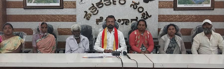 ಕೋಲಾರದಲ್ಲಿ ಗುರುವಾರ ಪತ್ರಿಕಾಗೋಷ್ಠಿಯಲ್ಲಿ ಪತ್ನಿ ಜೀವಿತಾ, ಕಟುಂಬಸ್ಥರು, ಹೋರಾಟಗಾರರು ಮಾತನಾಡಿದರು