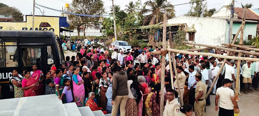 ಚನ್ನಪಟ್ಟಣ ತಾಲ್ಲೂಕಿನ ದೇವರಹೊಸಹಳ್ಳಿಯಲ್ಲಿ ಎರಡು ಸಮುದಾಯದ ಜನರ ನಡುವೆ ಉಂಟಾಗಿದ್ದ ಜಾಗಕ್ಕೆ ಎಸ್ಪಿ ಹಾಗೂ ತಹಶೀಲ್ದಾರ್ ಭೇಟಿ ನೀಡಿದ ವೇಳೆ ಜಮಾಯಿಸಿದ್ದ ಗ್ರಾಮಸ್ಥರು