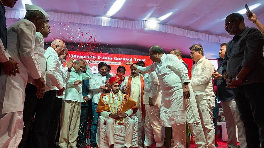 ಬೆಳಗಾವಿಯಲ್ಲಿ ಶುಕ್ರವಾರ ಗೋಮಟೇಶ ವಿದ್ಯಾಪೀಠದ ನೂತನ ಅಧಿಷ್ಠಾತ ವೃಷಭ ಸಂಜಯ ಪಾಟೀಲ ಅವರಿಗೆ  ಲಕ್ಷ್ಮೀಸೇನ ಭಟ್ಟಾರಕ ಸ್ವಾಮೀಜಿ ಉತ್ತರಾಧಿಕಾರಿ ಪಟ್ಟಾಭಿಷೇಕ ಮಾಡಿದರು