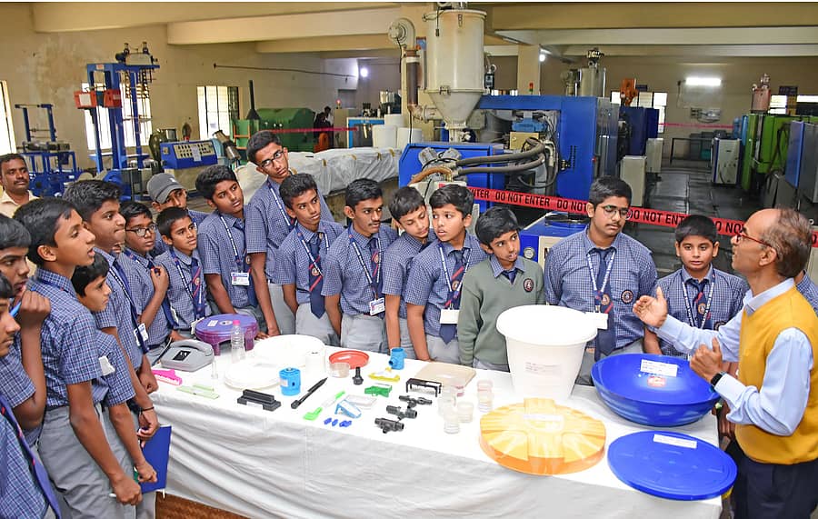 ಮೈಸೂರಿನ ಹೆಬ್ಬಾಳು ಕೈಗಾರಿಕಾ ಪ್ರದೇಶದಲ್ಲಿರುವ ಕೇಂದ್ರೀಯ ಪೆಟ್ರೋಕೆಮಿಕಲ್ಸ್‌ ಎಂಜಿನಿಯರಿಂಗ್ ಮತ್ತು ತಂತಜ್ಞಾನ ಸಂಸ್ಥೆಯಲ್ಲಿ ಶುಕ್ರವಾರ ಆರಂಭಗೊಂಡ ಓಪನ್ ಹೌಸ್‌ ಕಾರ್ಯಕ್ರಮದಲ್ಲಿ ವಿದ್ಯಾರ್ಥಿಗಳಿಗೆ ಸಂಸ್ಥೆ ಉಪನ್ಯಾಸಕರು ಉತ್ಪನ್ನಗಳ ಮಾಹಿತಿ ನೀಡುತ್ತಿರುವುದು 