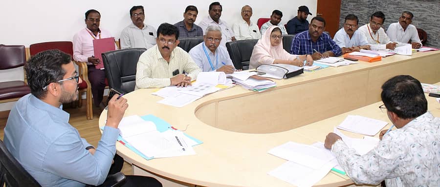 ಕೊಪ್ಪಳದಲ್ಲಿ ಶುಕ್ರವಾರ ನಡೆದ ಸಭೆಯಲ್ಲಿ ಜಿಲ್ಲಾ ಪಂಚಾಯಿತಿ ಸಿಇಒ ವರ್ಣಿತ್‌ ನೇಗಿ ಮಾತನಾಡಿದರು