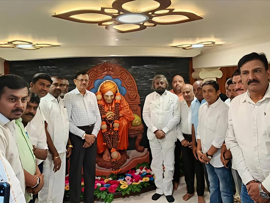 <div class="paragraphs"><p>ತುಮಕೂರಿನ ಸಿದ್ಧಗಂಗಾ ಮಠಕ್ಕೆ ಶುಕ್ರವಾರ ಭೇಟಿನೀಡಿದ ಅಖಿಲ ಭಾರತ ವೀರಶೈವ ಲಿಂಗಾಯತ ಮಹಾಸಭಾ ಅಧ್ಯಕ್ಷ ಈಶ್ವರ ಖಂಡ್ರೆ ಅವರು ಶಿವಕುಮಾರ ಸ್ವಾಮೀಜಿ ಗದ್ದುಗೆ ದರ್ಶನ ಪಡೆದರು.&nbsp;</p></div>