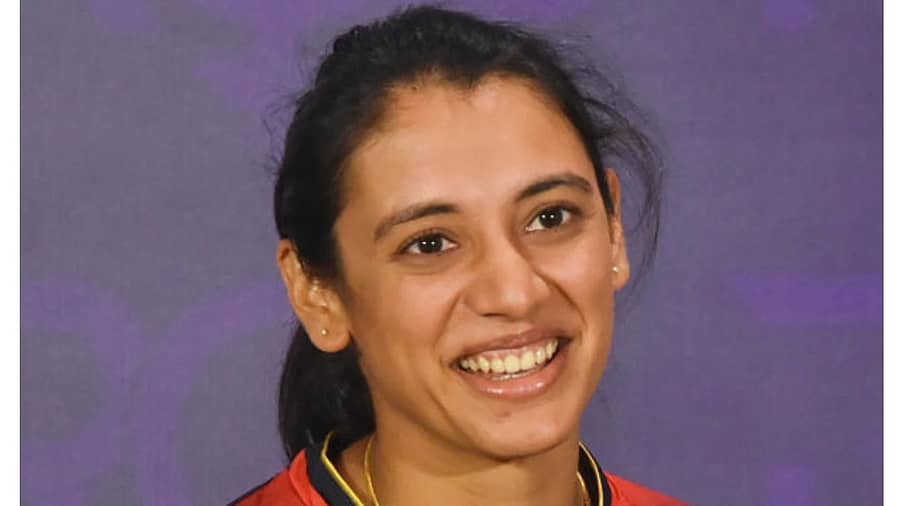 <div class="paragraphs"><p>ರಾಯಲ್ ಚಾಲೆಂಜರ್ಸ್ ಬೆಂಗಳೂರು ತಂಡದ ನಾಯಕಿ ಸ್ಮೃತಿ ಮಂದಾನ ಹಾಗೂ ಮುಂಬೈ ಇಂಡಿಯನ್ಸ್‌ ತಂಡದ ನಾಯಕಿ ಹರ್ಮನ್‌ಪ್ರಿತ್‌ ಕೌರ್‌</p></div>