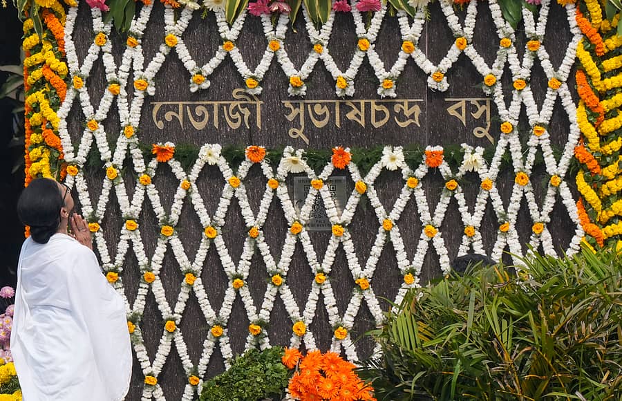 ನೇತಾಜಿ ಸುಭಾಷ್‌ಚಂದ್ರ ಬೋಸ್‌ ಅವರ ಜನ್ಮದಿನದ ಅಂಗವಾಗಿ ಕೋಲ್ಕತ್ತದಲ್ಲಿ ಶುಕ್ರವಾರ ನಡೆದ ಕಾರ್ಯಕ್ರಮದಲ್ಲಿ ಅವರ ಪ್ರತಿಮೆಗೆ ಮುಖ್ಯಮಂತ್ರಿ ಮಮತಾ ಬ್ಯಾನರ್ಜಿ ಪುಷ್ಪನಮನ ಸಲ್ಲಿಸಿದರು–ಪಿಟಿಐ ಚಿತ್ರ