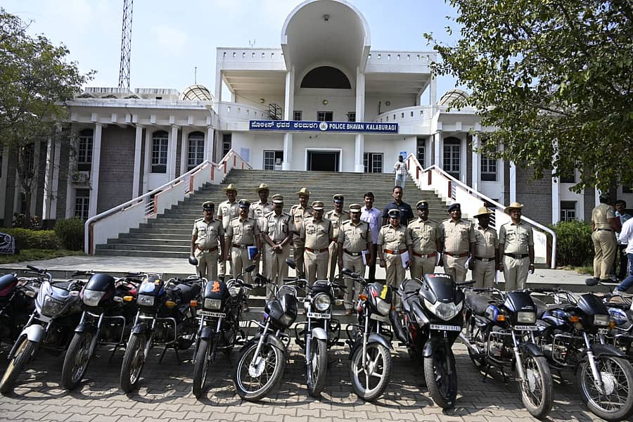 ಕಳ್ಳನಿಂದ ವಶಕ್ಕೆ ಪಡೆದ ದ್ವಿಚಕ್ರ ವಾಹನಗಳೊಂದಿಗೆ ಜಿಲ್ಲಾ ಪೊಲೀಸ್ ಅಧಿಕಾರಿಗಳು ಇದ್ದಾರೆ