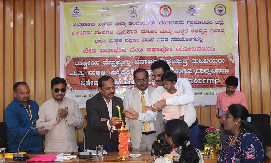 ದೇವನಹಳ್ಳಿ ಬೀರಸಂದ್ರದ ಜಿಲ್ಲಾಡಳಿತ ಭವನದಲ್ಲಿ ‘ಬೇಟಿ ಬಚಾವೋ, ಬೇಟಿ ಪಡಾವೋ’ ಯೋಜನೆಯಡಿ ನಡೆದ ಕಾರ್ಯಕ್ರಮವನ್ನು ಗಣ್ಯರು ಉದ್ಘಾಟಿಸಿದರು.