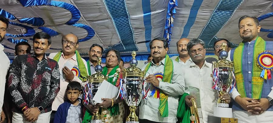 ಹಾಲು ಕರೆಯುವ ಸ್ಪರ್ಧೆಯಲ್ಲಿ ವಿಜೇತರಿಗೆ ಬಹುಮಾನ ವಿತರಿಸಸಿದ ಶಾಸಕ ಶರತ್ ಬಚ್ಚೇಗೌಡ ಮತ್ತಿತರರು