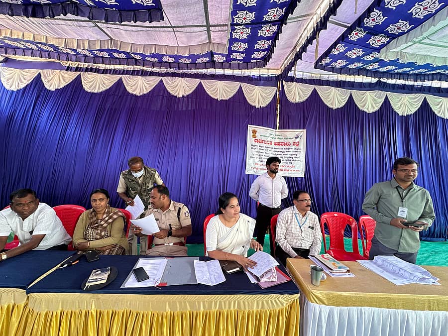 ನಂಜನಗೂಡು ತಾಲ್ಲೂಕಿನ ಮುದ್ದಹಳ್ಳಿಯಲ್ಲಿ ಶುಕ್ರವಾರ ರಾಷ್ಟ್ರೀಯ ಹೆದ್ದಾರಿ ನಿಗಮದ ಅಧಿಕಾರಿಗಳು ಸಾರ್ವಜನಿಕ ಅಹವಾಲು ಸಭೆ ನಡೆಸಿದರು