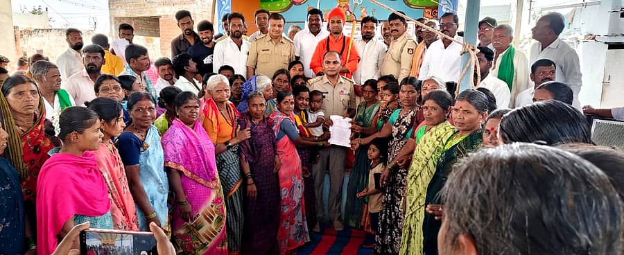 ಕಾರಟಗಿ ತಾಲ್ಲೂಕಿನ ಉಳೆನೂರಲ್ಲಿ ನಡೆದ ಗ್ರಾಮಸಭೆಯಲ್ಲಿ ಅಧಿಕಾರಿಗಳಿಗೆ ಮಹಿಳೆಯರು ಮನವಿ ಸಲ್ಲಿಸಿದರು