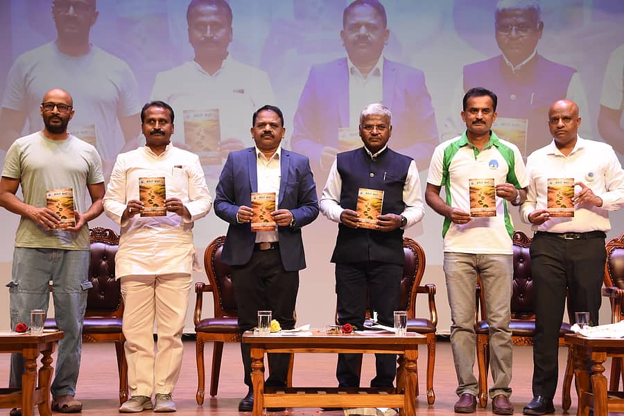 ಚಿಕ್ಕಬಳ್ಳಾಪುರದಲ್ಲಿ ನಡೆದ ‘ಉಸಿರಿಗಾಗಿ ಹಸಿರು’ ಸಂಸ್ಥೆಯ ದಶಮಾನೋತ್ಸವ  ಕಾರ್ಯಕ್ರಮದಲ್ಲಿ ಗಣ್ಯರು ‘ಹಸಿರ ಹಾದಿ’ ಸ್ಮರಣ ಸಂಚಿಕೆ ಲೋಕಾರ್ಪಣೆಗೊಳಿಸಿದರು