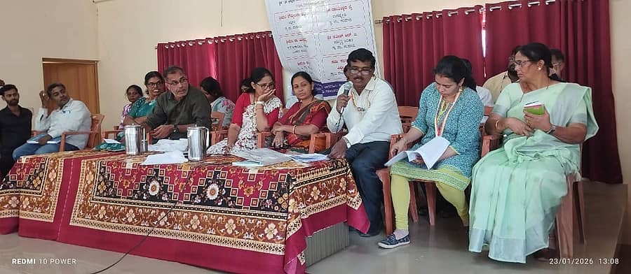 ಪಲಿಮಾರು ಗ್ರಾಮಸಭೆಯಲ್ಲಿ ಶುಕ್ರವಾರ ನಡೆಯಿತು. ತಹಸೀಲ್ದಾರ್ ಅನಂತಶAಕರ ಬಿ, ಸೌಮ್ಯಲತಾ ಶೆಟ್ಟಿ, ರಾಯೇಶ್ವರ ಪೈ, ಯಲ್ಲಮ್ಮ, ರಮಣಿ, ಸತೀಶ್ ಆರ್.ಜಿ. ಮತ್ತಿತರರಿದ್ದರು