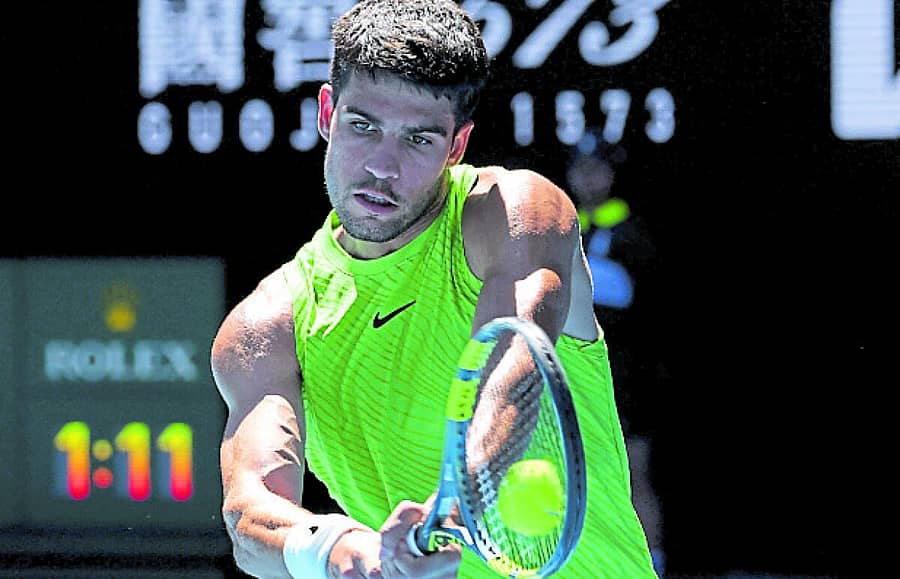 <div class="paragraphs"><p>ಚೆಂಡನ್ನು ಹಿಂತಿರುಗಿಸುವ ಯತ್ನದಲ್ಲಿ ಕಾರ್ಲೋಸ್ ಅಲ್ಕರಾಜ್</p><p>&nbsp;</p></div>