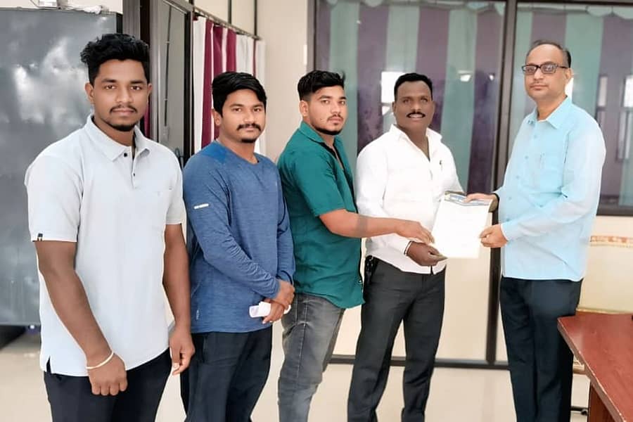 ಗುರುಮಠಕಲ್‌ ಪಟ್ಟಣದ ತಹಶೀಲ್ದಾರ್‌ ಕಚೇರಿಯಲ್ಲಿ ಶುಕ್ರವಾರ ತಹಶೀಲ್ದಾರ್ ಚನ್ನಮಲ್ಲಪ್ಪ ಘಂಟಿ ಅವರಿಗೆ ಮನವಿ ಪತ್ರ ನೀಡಿದ ಡಿಎಸ್‌ಎಸ್‌ ಕಾರ್ಯಕರ್ತರು.