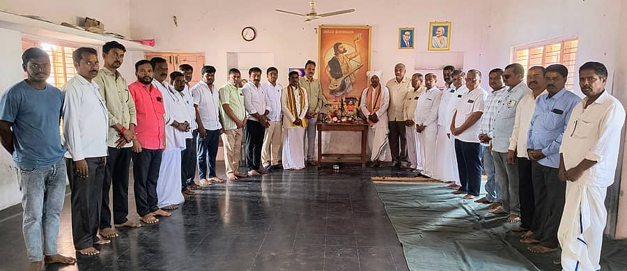 ಮಾನ್ವಿಯಲ್ಲಿ ಶುಕ್ರವಾರ ತಾಲ್ಲೂಕು ಕುರುಬರ ಸಂಘದಿಂದ ಕನಕ ಗುರುಪೀಠದ ಸಿದ್ದರಾಮಾನಂದಪುರಿ ಸ್ವಾಮೀಜಿ ಅವರಿಗೆ ಶ್ರದ್ಧಾಂಜಲಿ ಸಲ್ಲಿಸಲಾಯಿತು