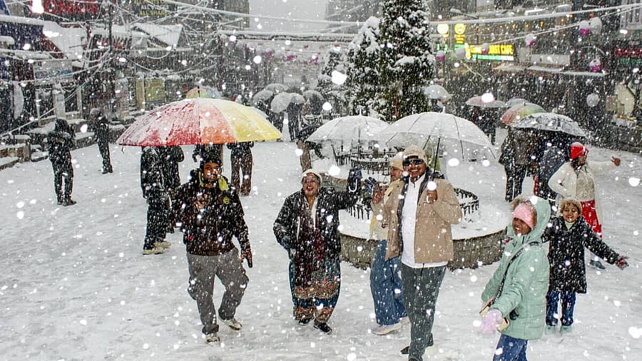 <div class="paragraphs"><p>ಹಿಮಾಚಲ ಪ್ರದೇಶದ ಮನಾಲಿಯಲ್ಲಿ ಹಿಮ ಬೀಳುತ್ತಿದೆ. ಮಳೆಯಂತೆ ಹಿಮ ಬೀಳುತ್ತಿರುವುದನ್ನು ಕಂಡ ಪ್ರವಾಸಿಗರು ಕುಣಿದು ಕುಪ್ಪಳಿಸಿದ್ದಾರೆ.</p></div>