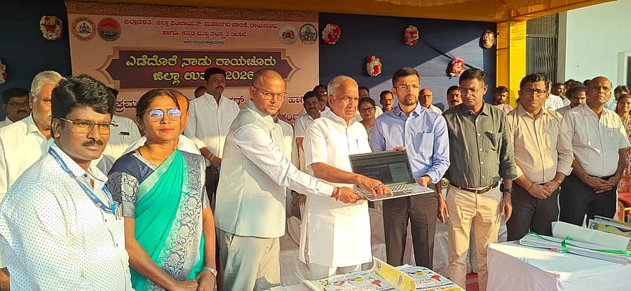 ರಾಯಚೂರಲ್ಲಿ ರಾಯಚೂರು ಜಿಲ್ಲಾ ಉತ್ಸವದ ಪ್ರಚಾರಾರ್ಥ ಸಿದ್ಧಪಡಿಸಿದ ವಿಶೇಷ ವೆಬ್ಸೈಟ್ಗೆ ಸಣ್ಣ ನೀರಾವರಿ, ವಿಜ್ಞಾನ ಮತ್ತು ತಂತ್ರಜ್ಞಾನ ಸಚಿವ ಎನ್.ಎಸ್.ಬೋಸರಾಜು ಚಾಲನೆ ನೀಡಿದರು. ಜಿಲ್ಲಾಧಿಕಾರಿ ನಿತೀಶ್, ಜಿಲ್ಲಾ ಪಂಚಾಯಿತಿ ಸಿಇಒ ಈಶ್ವರ ಕಾಂದೂ, ಹೆಚ್ಚುವರಿ ಜಿಲ್ಲಾಧಿಕಾರಿ ಶಿವಾನಂದ ಉಪಸ್ಥಿತರಿದ್ದರು