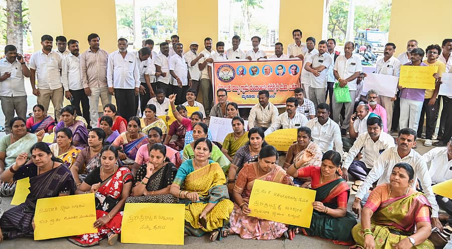 ಮೈಸೂರಿನ ಜಿಲ್ಲಾ ಪಂಚಾಯಿತಿ ಆವರಣದಲ್ಲಿ ಕರ್ನಾಟಕ ರಾಜ್ಯ ಗ್ರಾಮ ಪಂಚಾಯಿತಿ ಸದಸ್ಯರ ಮಹಾ ಒಕ್ಕೂಟದ ಸದಸ್ಯರು ಶುಕ್ರವಾರ ಪ್ರತಿಭಟನೆ ನಡೆಸಿದರು ಪ್ರಜಾವಾಣಿ ಚಿತ್ರ