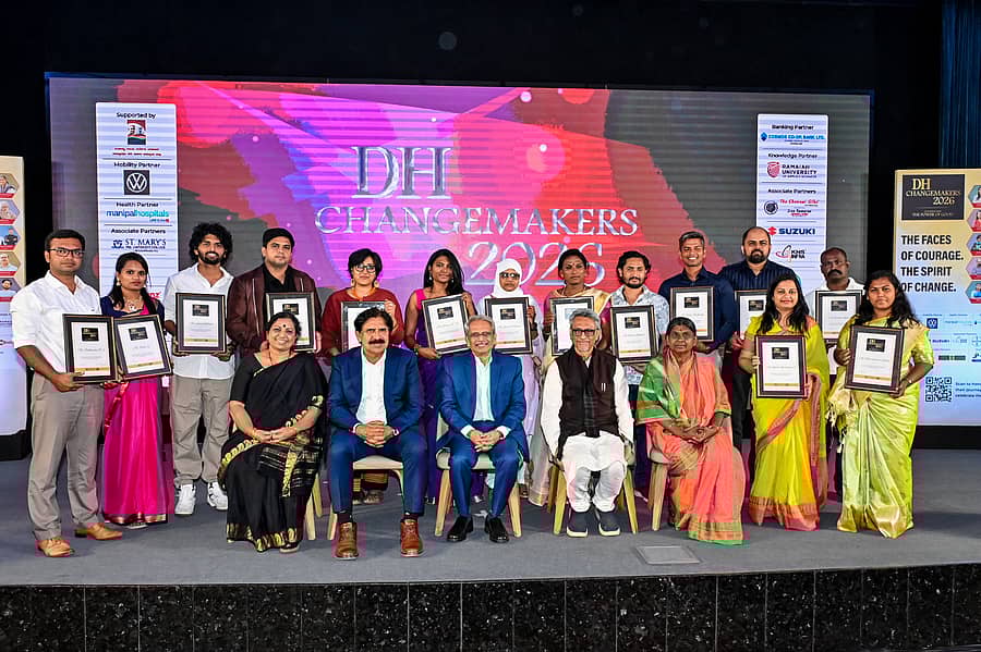 <div class="paragraphs"><p>ಬೆಂಗಳೂರಿನಲ್ಲಿ ಶುಕ್ರವಾರ ನಡೆದ ಸಮಾರಂಭದಲ್ಲಿ ಸಾಧಕರಿಗೆ ಡೆಕ್ಕನ್ ಹೆರಾಲ್ಡ್ ಚೇಂಜ್ ಮೇಕರ್ಸ್ ಪ್ರಶಸ್ತಿ ಪ್ರದಾನ ಮಾಡಲಾಯಿತು. ವನಮಾಲಾ ವಿಶ್ವನಾಥ್, ಎಲ್.ಕೆ.ಅತೀಕ್, ಕ್ರಿಸ್ ಗೋಪಾಲಕೃಷ್ಣನ್, ಎಂ.ಎಸ್.ಶ್ರೀರಾಮ್, ವಿಜಯಲಕ್ಷ್ಮೀ ದೇಶಮಾನೆ ಉಪಸ್ಥಿತರಿದ್ದರು. </p></div>