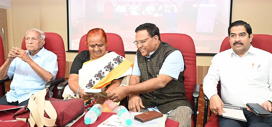 ‘ಅಂಗಳದಲ್ಲಿ ತಿಂಗಳ ಪುಸ್ತಕ’ ಕಾರ್ಯಕ್ರಮದಲ್ಲಿ ಎಚ್.ಎನ್. ಸುಬ್ರಹ್ಮಣ್ಯ, ಮೀನಾಕ್ಷಿ ಬಾಳಿ, ಮಾನಸ, ಕೆ.ಬಿ. ಕಿರಣ್ ಸಿಂಗ್ ಉಪಸ್ಥಿತರಿದ್ದರು
ಪ್ರಜಾವಾಣಿ ಚಿತ್ರ