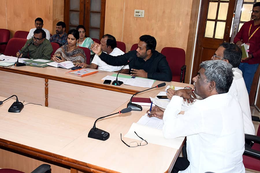 ರಾಷ್ಟ್ರೀಯ ಹೆದ್ದಾರಿ 173, 206 ಮತ್ತು 169ರ ಅಭಿವೃದ್ಧಿ ಸಂಬಂಧ ವಿವಿಧ ಇಲಾಖೆಗಳ ಅಧಿಕಾರಿಗಳೊಂದಿಗೆ ಜಿಲ್ಲಾಧಿಕಾರಿ ಕಚೇರಿ ಸಭಾಂಗಣದಲ್ಲಿ ಶುಕ್ರವಾರ ಸಭೆ ನಡೆಯಿತು