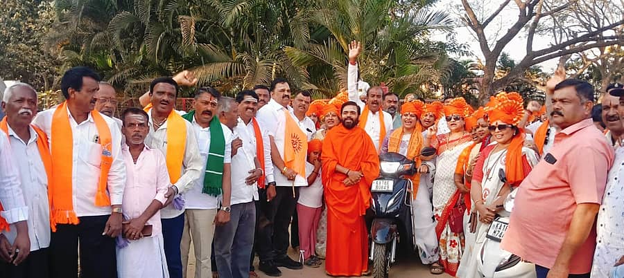 ಬೀರೂರು ಪಟ್ಟಣದಲ್ಲಿ ಶುಕ್ರವಾರ ಸಂಜೆ ಹಿಂದೂ ಸಮಾಜೋತ್ಸವದ ಪ್ರಯುಕ್ತ ನಡೆದ ಮಹಿಳೆಯರ ಬೈಕ್‌ ಜಾಥಾಕ್ಕೆ ರಂಭಾಪುರಿ ಖಾಸಾ ಶಾಖಾಮಠದ ಎದುರು ರುದ್ರಮುನಿ ಶಿವಾಚಾರ್ಯ ಸ್ವಾಮೀಜಿ ಚಾಲನೆ ನೀಡಿದರು. ಬೆಳ್ಳಿಪ್ರಕಾಶ್‌ ಭಾಗವಹಿಸಿದ್ದರು