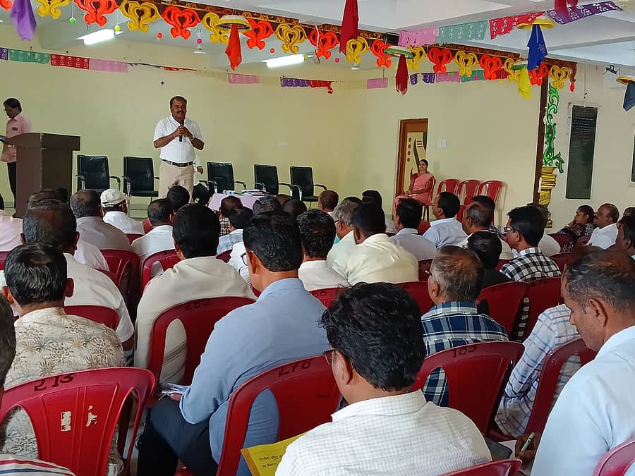 ರೋಣ ಪಟ್ಟಣದ ಗುರುಭವನದಲ್ಲಿ ನಡೆದ ಪ್ರೌಢಶಾಲಾ ಮುಖ್ಯಶಿಕ್ಷಕರಿಗೆ ಎಸ್ಎಸ್ಎಲ್‌ಸಿ ಕಾರ್ಯಾಗಾರ ಉದ್ದೇಶಿಸಿ ಆರ್.ಎಸ್.ಬುರಡಿ ಮಾತನಾಡಿದರು