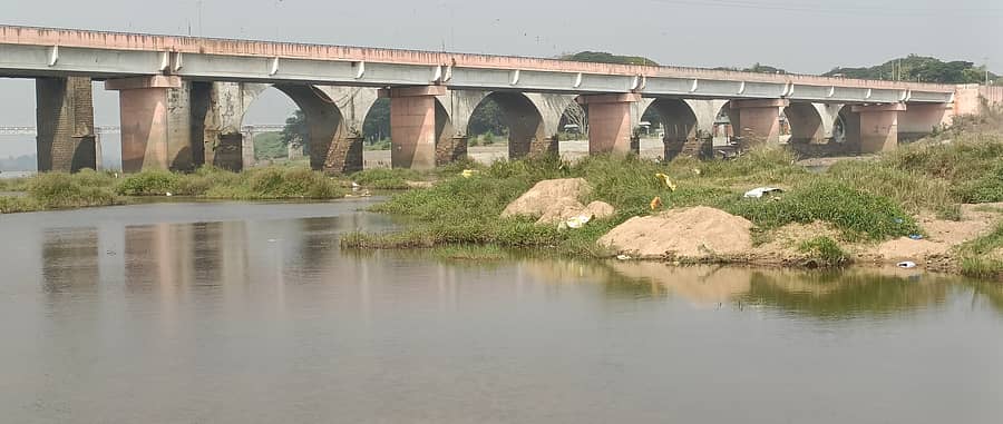 ಹರಿಹರ ಮತ್ತು ರಾಣೆಬೆನ್ನೂರು ತಾಲ್ಲೂಕಿನ ಕೊಡಿಯಾಲ ಹೊಸಪೇಟೆ ಮಧ್ಯದಲ್ಲಿ ಬೀರೂರು-ಸಮ್ಮಸಗಿ ಹೆದ್ದಾರಿಯ ತುಂಗಭದ್ರಾ ಹೊಸ ಸೇತುವೆಯ ಕೂಗಳತೆ ದೂರದಲ್ಲಿ ಅಕ್ರಮ ಮರಳು ಗಣಿಗಾರಿಕೆ ಮಾಡುವವರು ಮರಳಿನ ರಾಶಿ ಹಾಕಿರುವುದು
