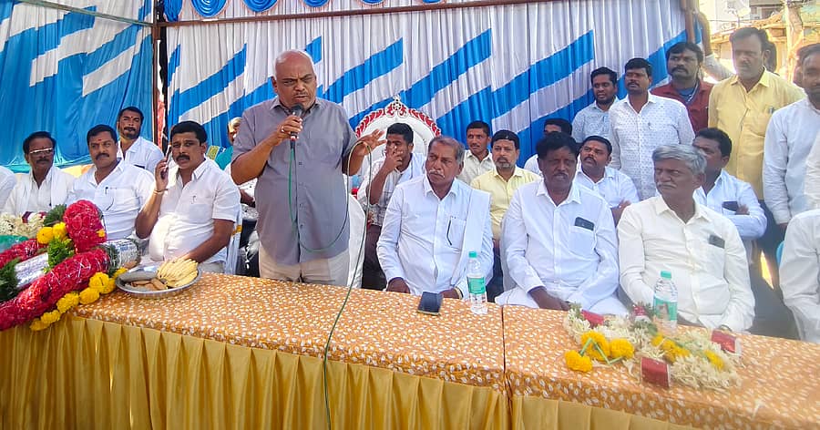 ಶ್ರೀನಿವಾಸಪುರ ತಾಲ್ಲೂಕಿನ ಶಿವಪುರ ಗ್ರಾಮದಲ್ಲಿ ಶುಕ್ರವಾರ ಮಾಜಿ ಶಾಸಕ ಕೆ.ಆರ್.ರಮೇಶ್ ಕುಮಾರ್ ಮಾತನಾಡಿದರು