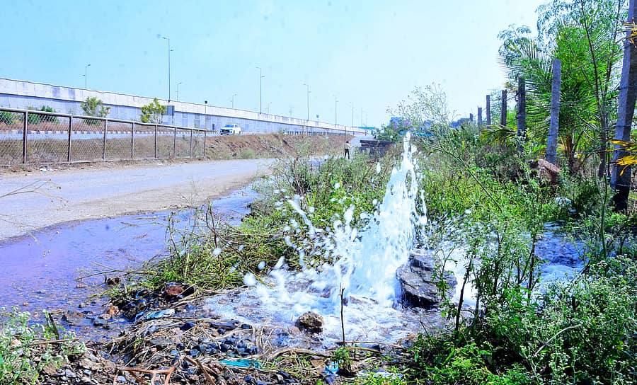 ಕ್ಯಾದಿಗೆರೆ ಬಳಿ ರಾಷ್ಟ್ರೀಯ ಹೆದ್ದಾರಿ ಬದಿಯಲ್ಲಿ ವಿವಿ ಸಾಗರದಿಂದ ಚಿತ್ರದುರ್ಗ ನಗರಕ್ಕೆ ನೀರು ಪೂರೈಸುವ ಪೈಪ್‌ಲೈನ್‌ ಒಡೆದು ನೀರು ವ್ಯರ್ಥವಾಗುತ್ತಿರುವುದು