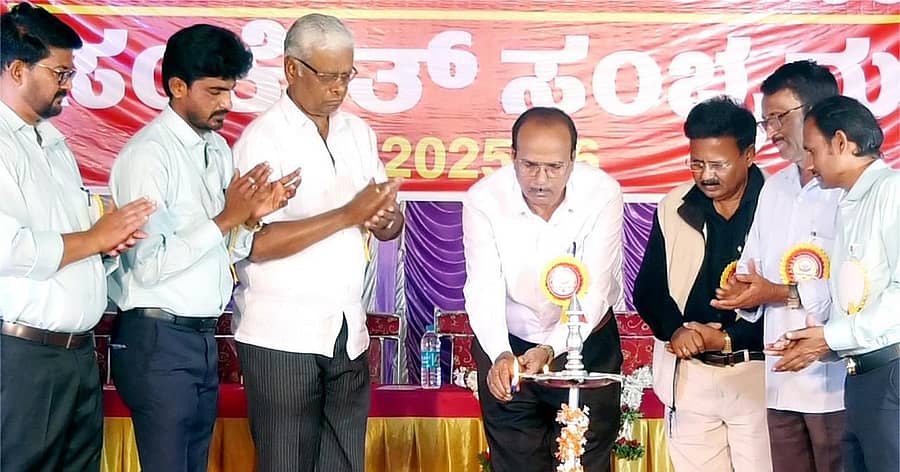 ರಾಣೆಬೆನ್ನೂರಿನ ಎನ್‌.ಆರ್‌.ಸಂಕೇತ ಶಾಲೆಯ ಸಂಕೇತ್ ಸಂಭ್ರಮ ಹಾಗೂ ಶಾಲಾ ವಾರ್ಷಿಕೋತ್ಸವದ ಕಾರ್ಯಕ್ರಮವನ್ನು ನಿವೃತ್ತ ಪ್ರಾಚಾರ್ಯ ಪ್ರೊ.ಎಸ್‌.ಎನ್.‌ಶಿವಲಿಂಗಪ್ಪ ಉದ್ಘಾಟಿಸಿದರು