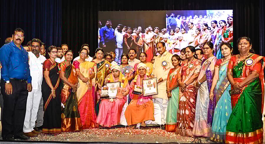 ಕಲಬುರಗಿಯ ಎಸ್‌.ಎಂ.ಪಂಡಿತ್‌ ರಂಗಮಂದಿರದಲ್ಲಿ ಸಮಗ್ರ ಕರ್ನಾಟಕ ಉಪಾಧ್ಯಾಯರ ಪ್ರಗತಿಪರ ಸಂಘದಿಂದ ದಾಕ್ಷಾಯಿಣಿ ಎಸ್.ಅಪ್ಪಾ ಹಾಗೂ ಶ್ರದ್ಧಾನಂದ ಸ್ವಾಮೀಜಿಗೆ ಪ್ರಶಸ್ತಿ ಪ್ರದಾನ ಮಾಡಲಾಯಿತು ಪ್ರಜಾವಾಣಿ ಚಿತ್ರ
