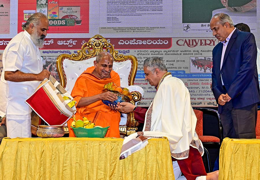 ಸಮಾರಂಭದಲ್ಲಿ ವಿ. ಶ್ರೀಶಾನಂದ ಅವರನ್ನು ಸುಜಯನಿಧಿತೀರ್ಥ ಸ್ವಾಮೀಜಿ ಗೌರವಿಸಿದರು. ಟ್ರಸ್ಟ್ ಸದಸ್ಯ ಶ್ಯಾಮಾಚಾರ್ ಮತ್ತು ಐಎಎಸ್ ಅಧಿಕಾರಿ ಜಿ. ಶ್ರೀಧರ್ ಉಪಸ್ಥಿತರಿದ್ದರು
-ಪ್ರಜಾವಾಣಿ ಚಿತ್ರ