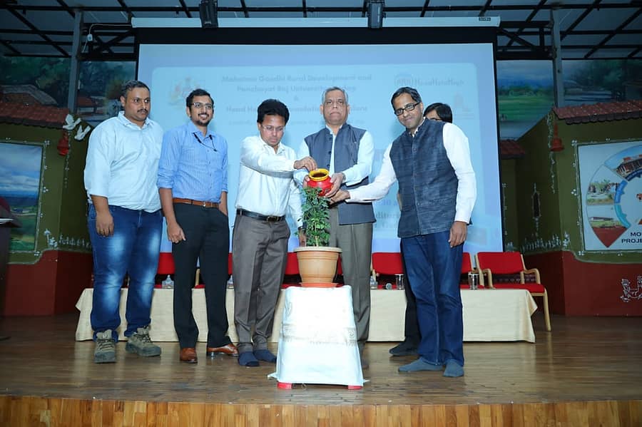 ಮಹಾತ್ಮಗಾಂಧಿ ಗ್ರಾಮೀಣಾಭಿವೃದ್ಧಿ ಮತ್ತು ಪಂಚಾಯತ್ ರಾಜ್ ವಿಶ್ವವಿದ್ಯಾಲದಲ್ಲಿ ಶನಿವಾರ ನಡೆದ ಶೃಂಗಸಭೆಯನ್ನು ಇಲಾಖೆಯ ಕಾರ್ಯದರ್ಶಿ ರಣದೀಪ್‌ ಡಿ. ಉದ್ಘಾಟಿಸಿದರು