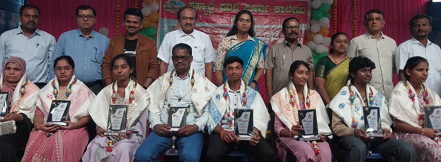 ಕೋಲಾರದ ಸಹ್ಯಾದ್ರಿ ಕಾಲೇಜಿನಲ್ಲಿ ಶನಿವಾರ ನಡೆದ ಕಾರ್ಯಕ್ರಮದಲ್ಲಿ ವಿದ್ಯಾರ್ಥಿಗಳನ್ನು ಮಂಡ್ಯ ಜಿಲ್ಲಾ ಪಂಚಾಯಿತಿ ಸಿಇಒ ಕೆ.ಆರ್.ನಂದಿನಿ ಹಾಗೂ ಸಂಸ್ಥೆ ಅಧ್ಯಕ್ಷ ಉದಯಕುಮಾರ್ ಸನ್ಮಾನಿಸಿದರು