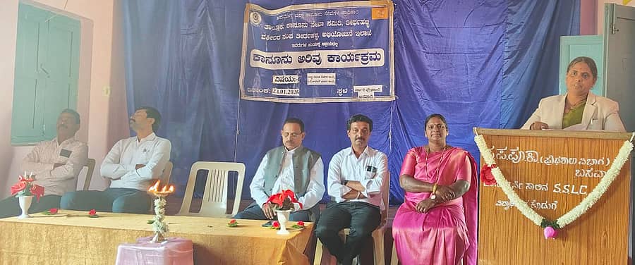 ಬಸವಾನಿ ಸರ್ಕಾರಿ ಪ್ರೌಢಶಾಲೆಯಲ್ಲಿ ನ್ಯಾಯಾಧೀಶೆ ಗೀತಾಮಣಿ ಮಾತನಾಡಿದರು