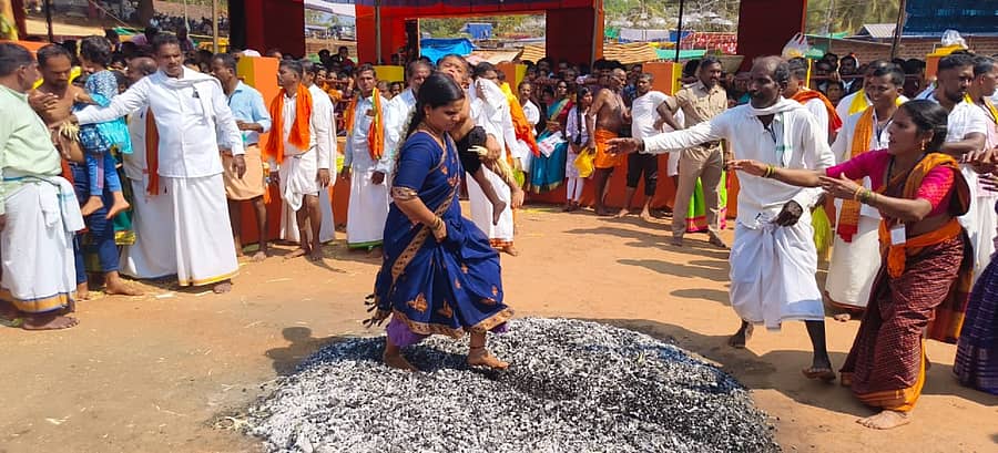 ಭಟ್ಕಳದ ಸೋಡಿಗದ್ದೆಯಲ್ಲಿ ಭಕ್ತರು ಹಾಯ್ದರು