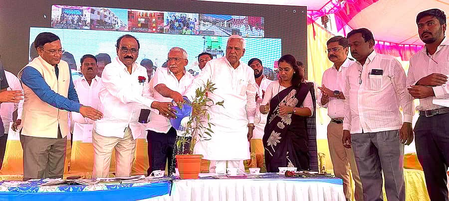 ರಬಕವಿಯ ಆಶ್ರಯ ಕಾಲೊನಿಯಲ್ಲಿ ನಡೆದ ಕರ್ನಾಟಕ ಕೊಳಗೇರಿ ಅಭಿವೃದ್ಧಿ ಮಂಡಳಿಯ ಅಡಿಯಲ್ಲಿ ನಿರ್ಮಾಣಗೊಂಡ ಮನೆಗಳ ವಿತರಣಾ ಕಾರ್ಯಕ್ರಮವನ್ನು ಜಿಲ್ಲಾ ಉಸ್ತುವಾರಿ ಸಚಿವ ಆರ್.ಬಿ.ತಿಮ್ಮಾಪುರ, ತೇರದಾಳ ಶಾಸಕ ಸಿದ್ದು ಸವದಿ ಮತ್ತು ಜಮಖಂಡಿ ಶಾಸಕ ಜಗದೀಶ ಗುಡಗುಂಟಮಠ ಉದ್ಘಾಟಿಸಿದರು