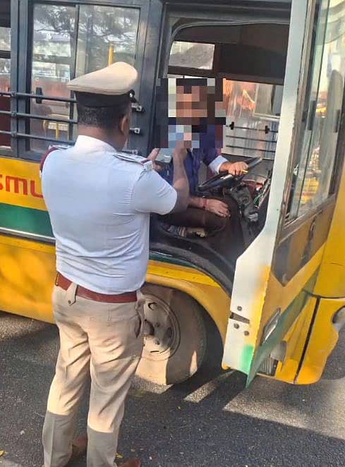 ಸಂಚಾರ ಪೊಲೀಸರು ಶಾಲಾ ವಾಹನ ಚಾಲಕರ ತಪಾಸಣೆ ಮಾಡಿದರು.